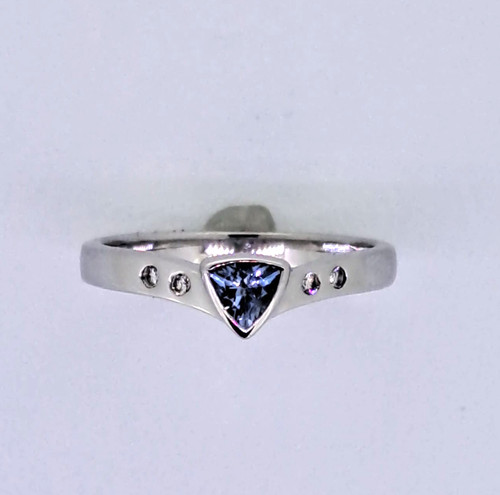 9ct white gold blue topaz - white,