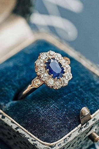 Oval cut blue sapphire - 2.21,